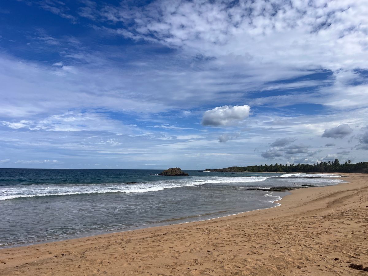 free-photo-of-una-giornata-di-relax-in-spiaggia-a-luquillo-porto-rico.jpeg