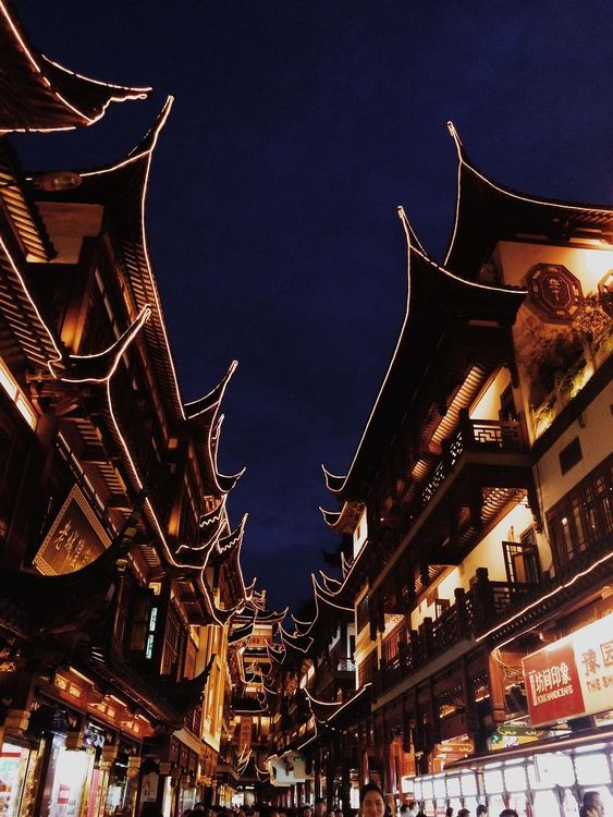 Tetti della Città Vecchia di Shanghai illuminati di notte
