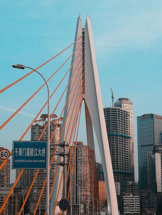 Ponte Qiansimen e skyline di Chongqing