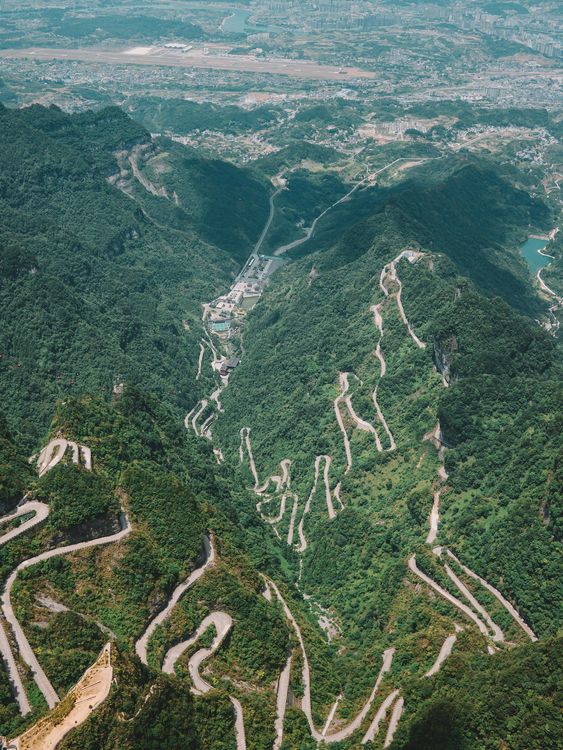 Strada a tornanti di Tianmen Mountain vista dall'alto